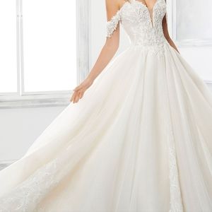 Wedding dress for sell. Absolutely gorgeous size 16. Worn